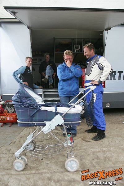 Opgevoerde kinderwagen van Voskamp voor familie Andeweg